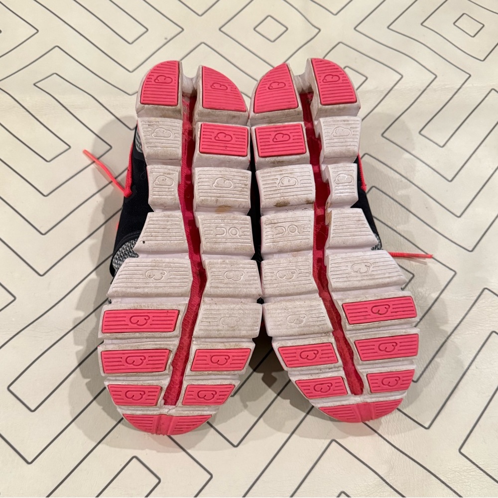On Running Sneakers - Picture 14 of 16